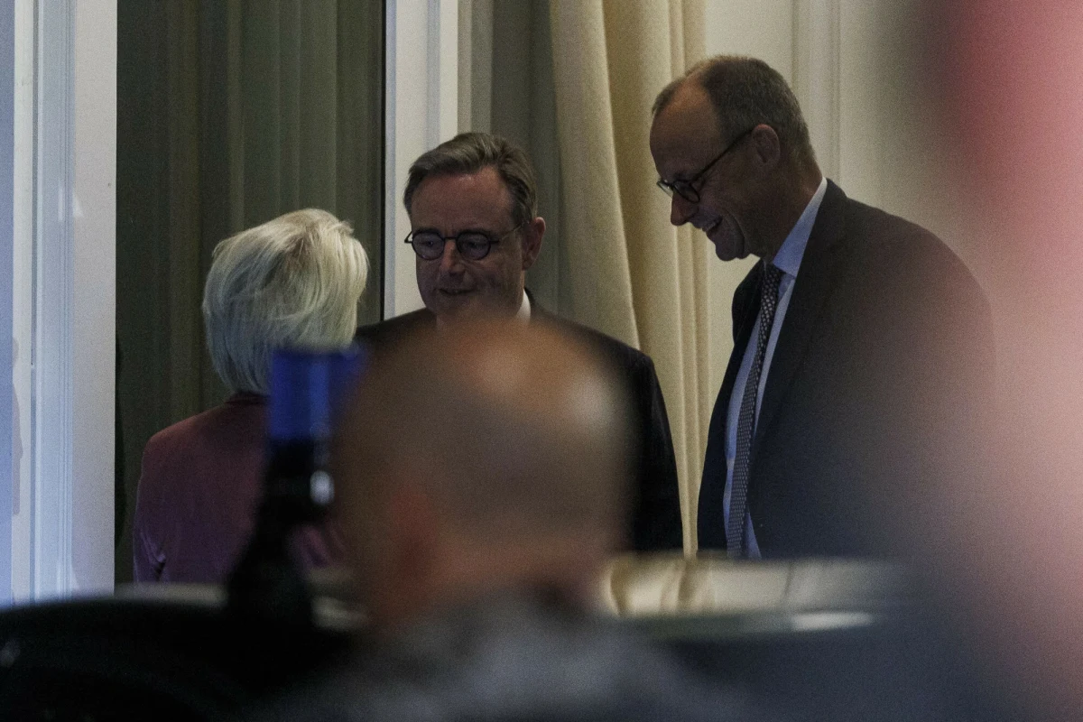 Kanclerz Niemiec Friedrich Merz oraz przewodnicząca Komisji Europejskiej Ursula von der Leyen w piątek w Brukseli próbowali przekonać premiera Belgii Barta de Wevera do poparcia wykorzystania zamrożonych rosyjskich aktywów na rzecz wsparcia Ukrainy. Spotkanie w siedzibie belgijskiego premiera zakończyło się jednak bez przełomu i bez symbolicznego uścisku dłoni.