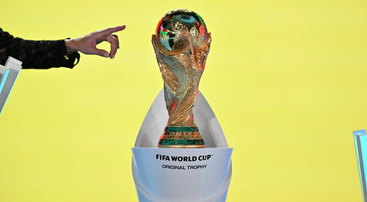 W Waszyngtonie w USA wylosowano 12 grup na przyszłoroczne piłkarskie mistrzostwa świata. Wiemy, z kim zagra Polska, jeśli uda jej się awansować. W trakcie wydarzenia prezydent USA Donald Trump odebrał z rąk prezesa FIFA nagrodę.