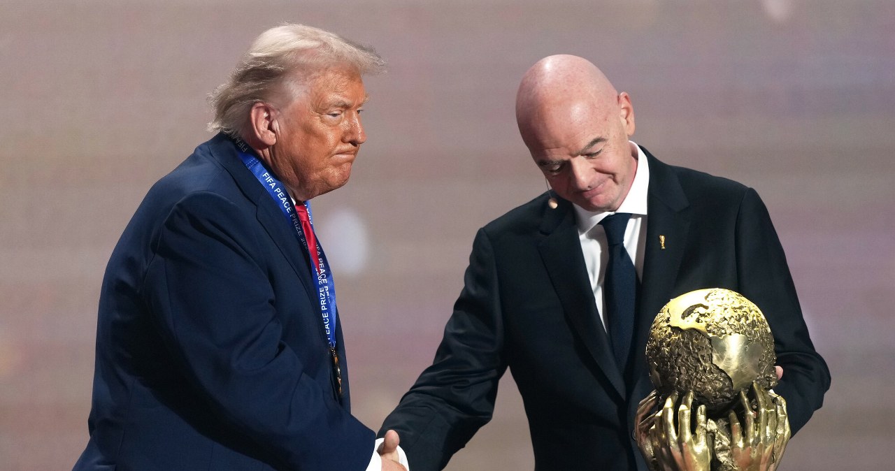 Zawrzało po nagrodzie dla Trumpa, mówi o komisji etyki. Czeka na werdykt