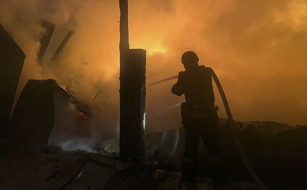 Co najmniej trzy osoby ranne - to dotychczasowy bilans zmasowanego rosyjskiego ataku powietrznego na Ukrainę. Choć celem Rosjan był m.in. Kijów i obwód kijowski, to alarmem powietrznym objęte zostało całe terytorium naszego wschodniego sąsiada. Ukraińskie lotnictwo podało, że siły Moskwy wykorzystały ponad 700 dronów i pocisków manewrujących.