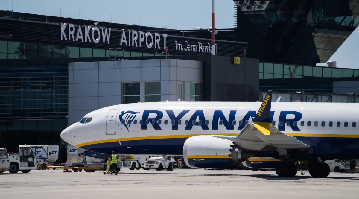 Kilkanaście lotów do Krakowa m.in. ze Sztokholmu, Londynu, Rzymu, Marsylii i Bari zostało dziś przekierowanych do Katowic ze względu na mgłę. Rejsy z Kraków Airport odnotowywały też opóźnienia. Po godzinie 12:00 samoloty znowu zaczęły lądować na krakowskim lotnisku. Port wznowił też odloty.