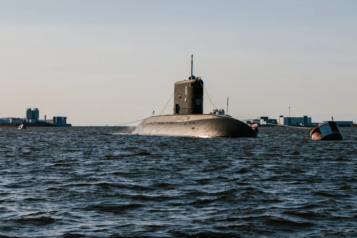 Szwedzka marynarka wojenna niemal co tydzień śledzi rosyjskie okręty podwodne na wodach Morza Bałtyckiego - ujawnił w rozmowie z "Guardianem" kapitan Marko Petkovic, szef operacji szwedzkiej marynarki. Rosja stale wzmacnia swoją obecność w regionie, a działania Moskwy budzą coraz większy niepokój wśród państw nordyckich i bałtyckich.