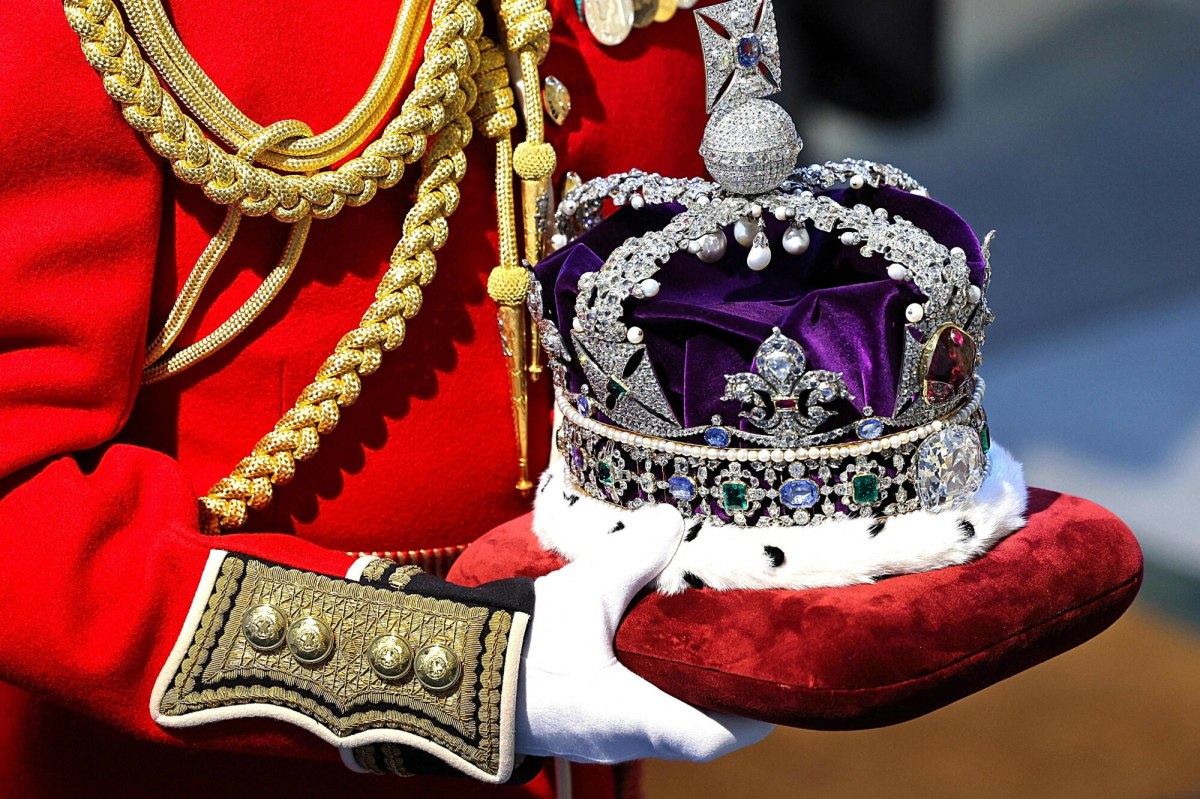 Obrzucili gablotę z koroną kremem. Cztery osoby aresztowane