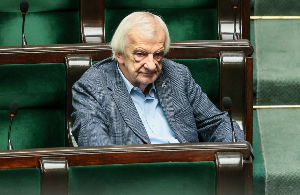 W środku nocy poseł PiS Ryszard Terlecki, zgodnie z wyrokiem sądu, przeprosił na sali plenarnej posła KO, byłego ministra sportu Sławomira Nitrasa. Chodzi o obraźliwe sformułowania, które kierował w jego stronę w Sejmie w latach 2017-2020.