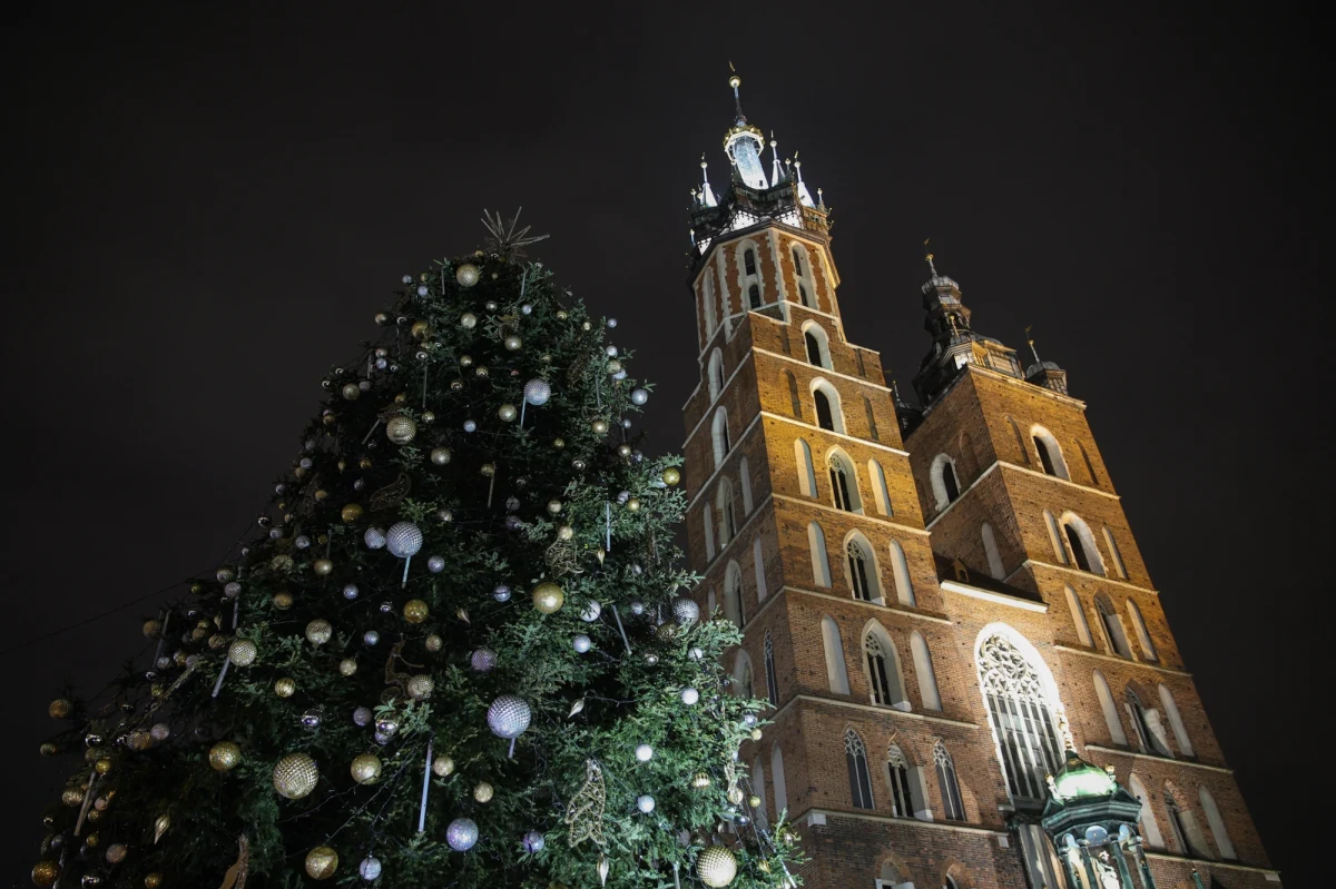 Świąteczne karaoke z udziałem gwiazd z anteny RMF FM, a następnie uroczyste odpalenie lampek na bożonarodzeniowej choince. To wszystko i znacznie więcej już w sobotnie popołudnie i wieczór na Rynku Głównym w Krakowie.