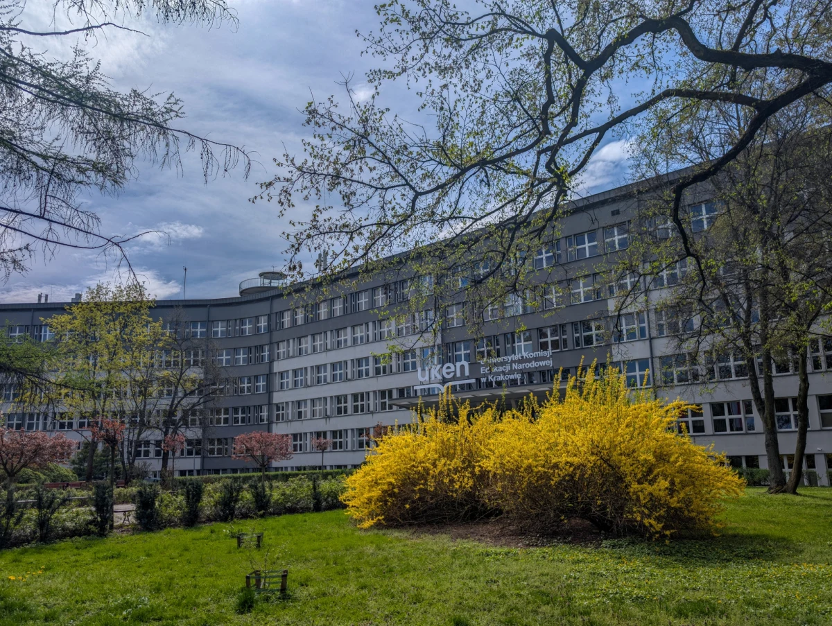 ​Na Uniwersytecie Komisji Edukacji Narodowej w Krakowie doszło do nietypowego incydentu. Grupa krakowskich youtuberów, podszywając się pod studentów, bezprawnie weszła na zajęcia i nagrywała z ukrycia obecnych na sali studentów i wykładowców. Film z całego zajścia opublikowano w sieci. Uczelnia zapowiada kroki prawne. 