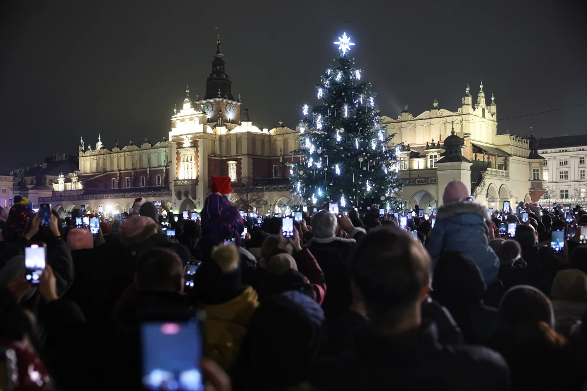 Ogromna bożonarodzeniowa choinka rozbłysła w sobotę o godzinie 17 na krakowskim Rynku. Uroczystości towarzyszyło wielkie świąteczne karaoke z udziałem gwiazd z anteny RMF FM, a także mnóstwo innych atrakcji. Mieszkańców i turystów odwiedził święty Mikołaj, a tysiące gardeł wyśpiewały świąteczny hit Skaldów.