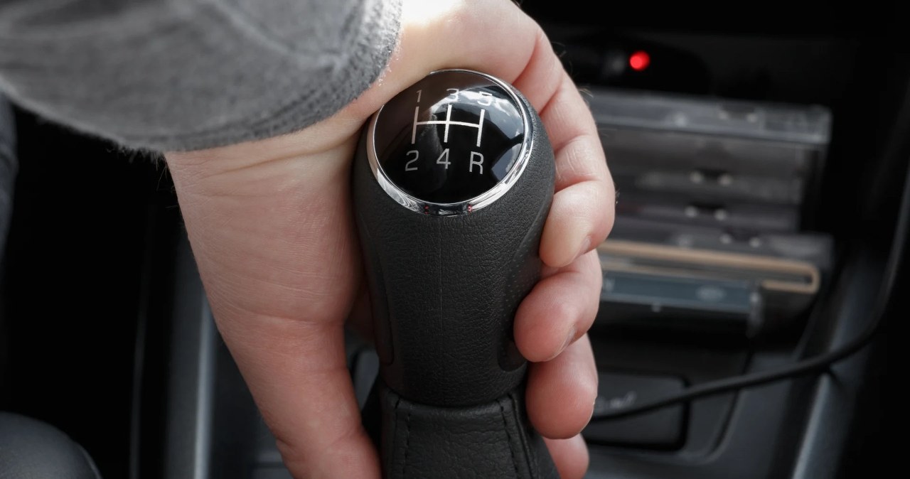 Mandat za hamowanie silnikiem. System już działa, kierowcy wpadają w pułapkę