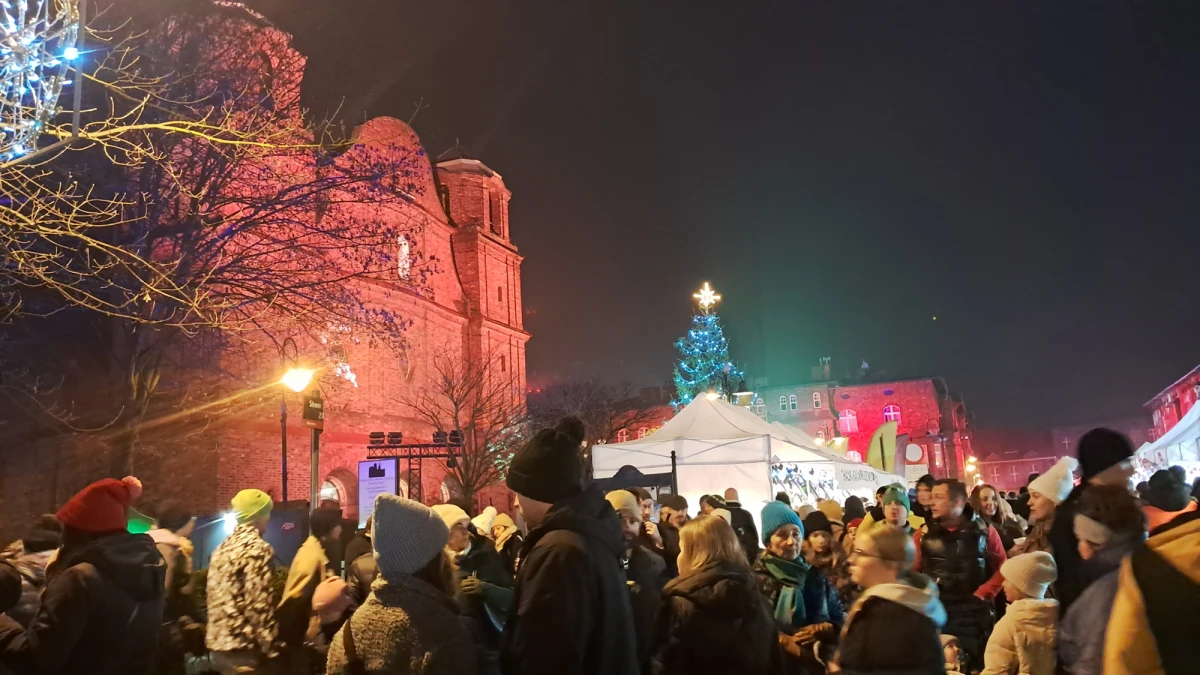 Jest tylko jedno takie miejsce i jeden taki jarmark - mówią organizatorzy Jarmarku Na Nikiszu. Na zabytkowym górniczym osiedlu w Katowicach Nikiszowcu od piątku do niedzieli trwa to wyjątkowe przedświąteczne wydarzenie. Oprócz pięknego rękodzieła jest też sporo smakołyków - zachęca reporterka RMF FM Anna Kropaczek.