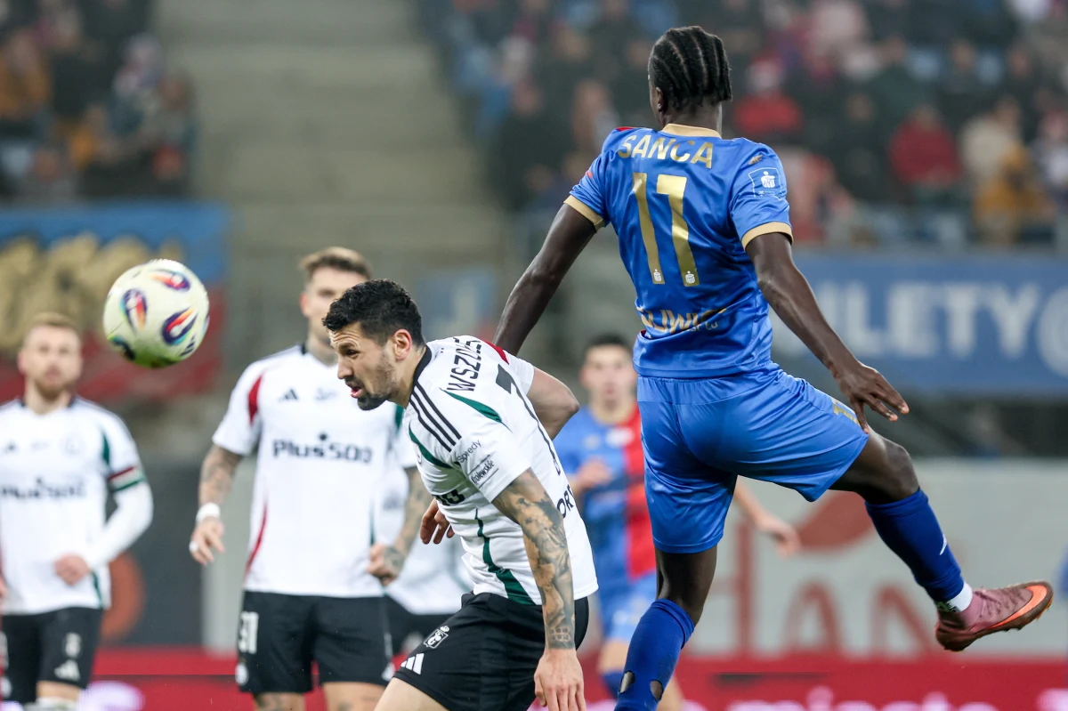 Legia Warszawa nie wygrała w Ekstraklasie od września. W sobotni wieczór piłkarze ze stolicy musieli uznać wyższość zamykającego tabelę przed tą kolejką Piasta Gliwice. Zabójcza końcówka gospodarzy dała im zwycięstwo 2:0. Legioniści zameldowali się w strefie spadkowej. 