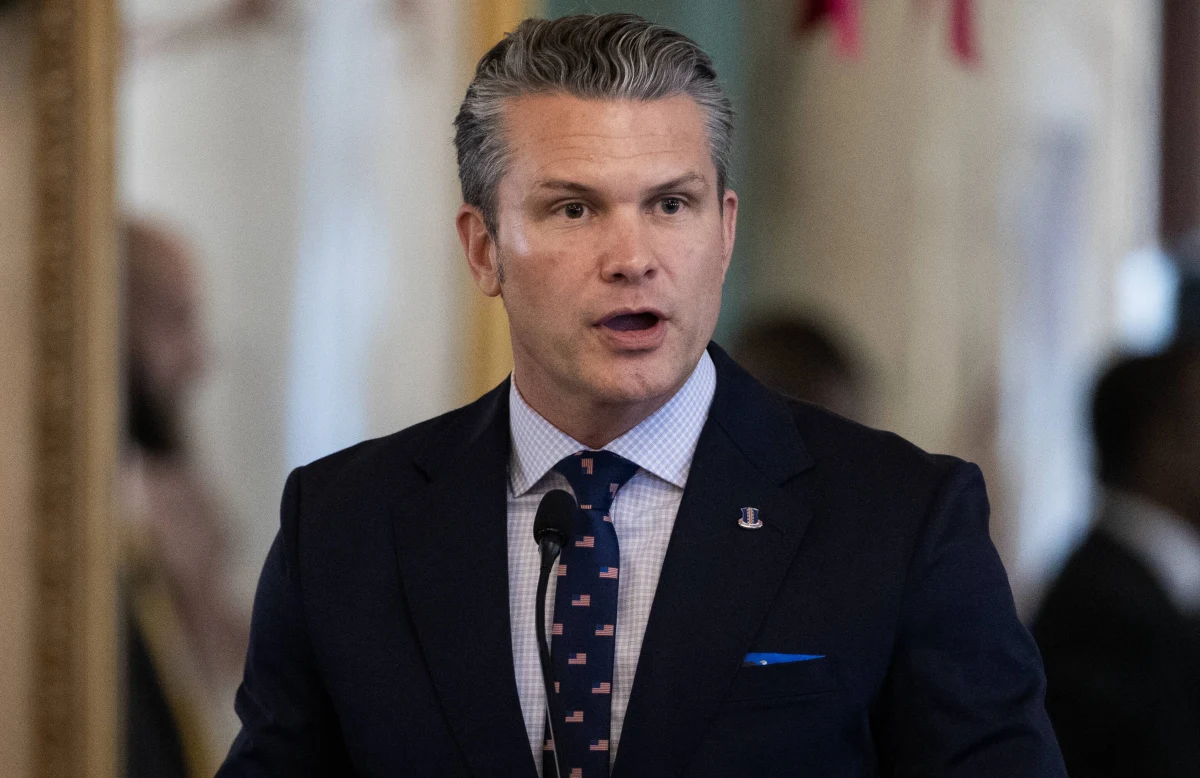 Pete Hegseth podczas Forum Obrony im. Ronalda Reagana zapowiedział zwrot w amerykańskiej polityce bezpieczeństwa - odejścia od "utopijnego idealizmu" na rzecz twardego realizmu i skupienia na własnych interesach. W swoim wystąpieniu podkreślił, że Stany Zjednoczone nie będą już angażować się w budowanie demokracji czy interwencje wojskowe na świecie, a priorytetem stanie się bezpieczeństwo ojczyzny i regionu. Szef Pentagonu pochwalił Polskę za wzrost wydatków na obronność, stawiając ją za wzór odpowiedzialnego sojusznika.