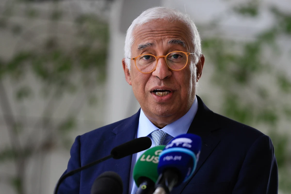 Tygodnik "Sabado" ujawnił, że portugalskie służby bezpieczeństwa nagrały blisko 50 rozmów Antonio Costy, obecnego przewodniczącego Rady Europejskiej, gdy pełnił funkcję premiera Portugalii. Podsłuchy, prowadzone w ramach śledztwa dotyczącego afery korupcyjnej pod kryptonimem "Influencer", obejmowały głównie osoby z bliskiego otoczenia polityka.