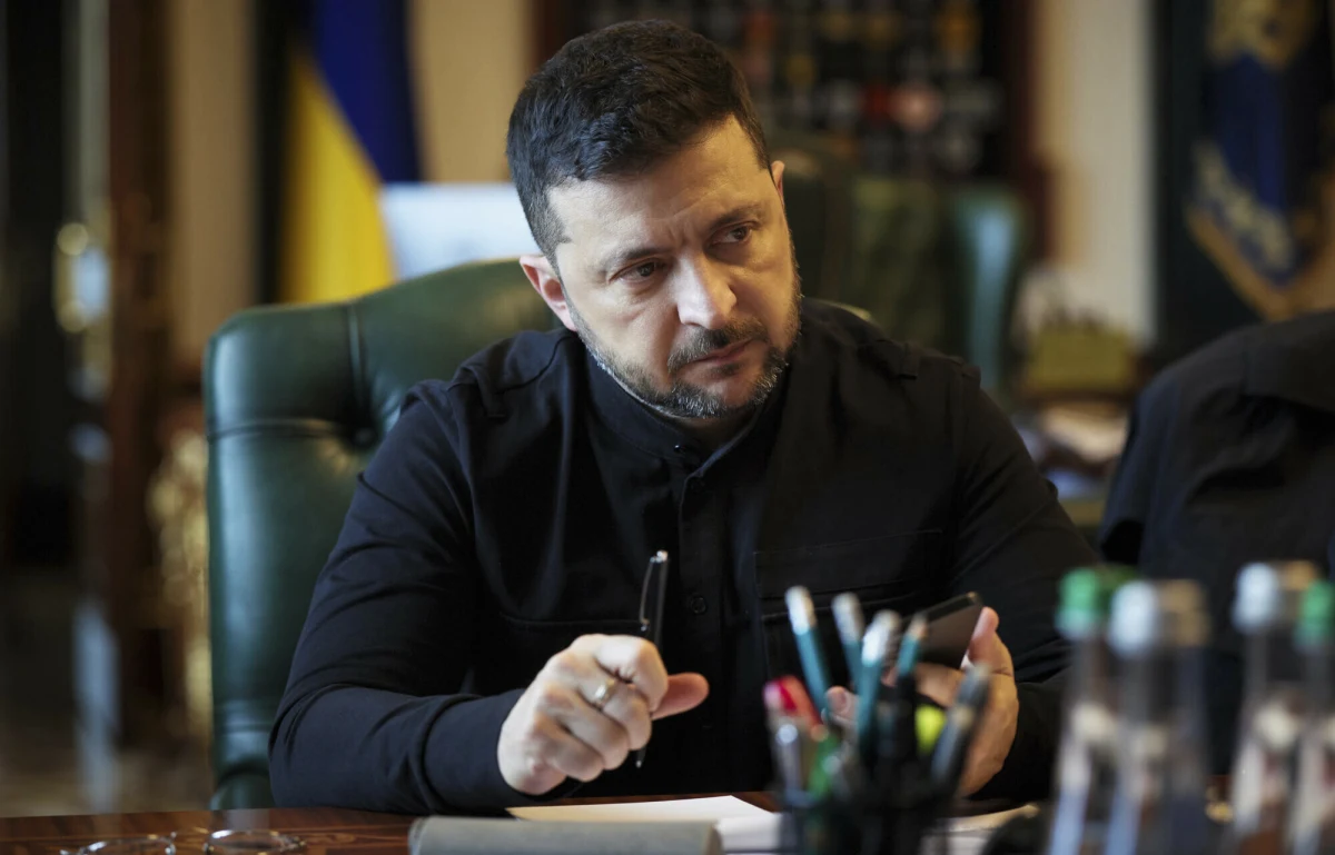 Ponad dwie godziny trwała rozmowa prezydenta Ukrainy Wołodymyra Zełenskiego z amerykańskimi wysłannikami Steve'em Witkoffem i Jaredem Kushnerem - podał portal Axios. Dyskusja dotyczyła porozumienia pokojowego, w szczególności kwestii ukraińskiego terytorium i gwarancji bezpieczeństwa.