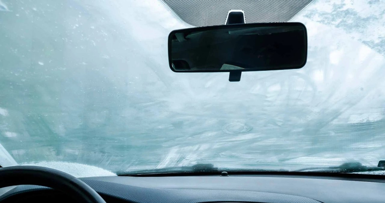 Szybkie sposoby na zaparowane szyby w aucie. Działają zawsze
