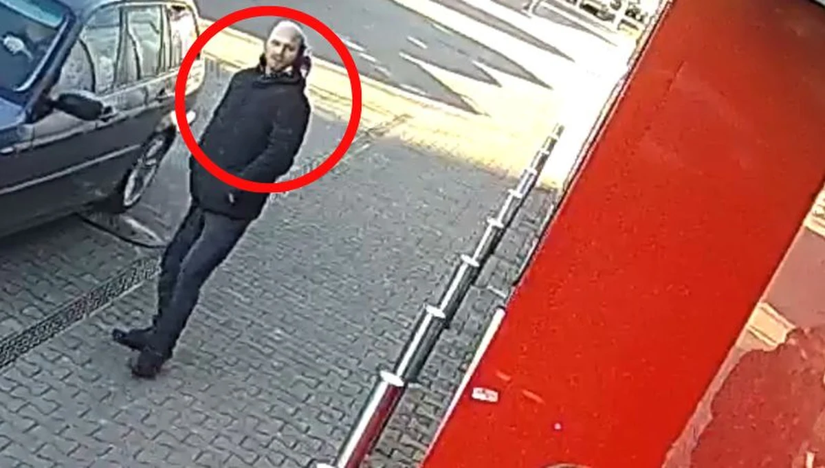 Policjanci z Gorzowa Wielkopolskiego poszukują mężczyzny, który w listopadzie napadł na 80-letnią kobietę. Sprawca popchnął seniorkę i zabrał jej portfel. Mundurowi publikują nagrania z monitoringu i liczą na pomoc osób, które rozpoznają mężczyznę.