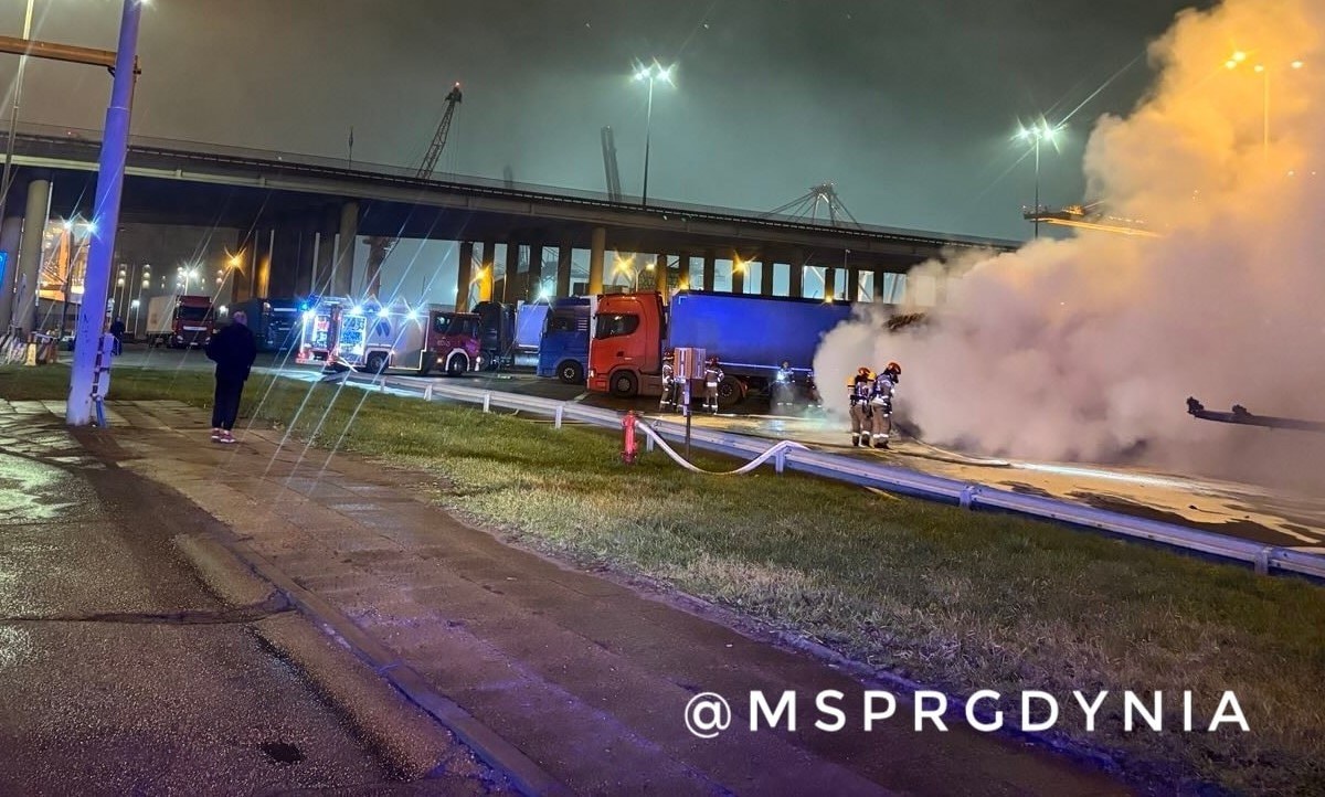 Cysterna płonęła, zginął kierowca. Tragedia w gdyńskim terminalu