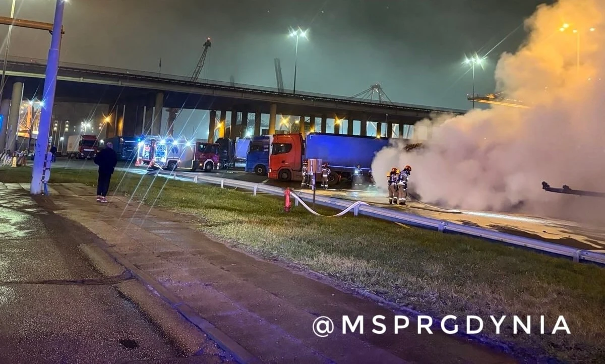 W nocy z soboty na niedzielę na ulicy Gołębiej w Gdyni doszło do pożaru cysterny. W kabinie pojazdu był mężczyzna. Jego życia nie udało się uratować - informuje Miejska Stacja Pogotowia Ratunkowego w Gdyni.