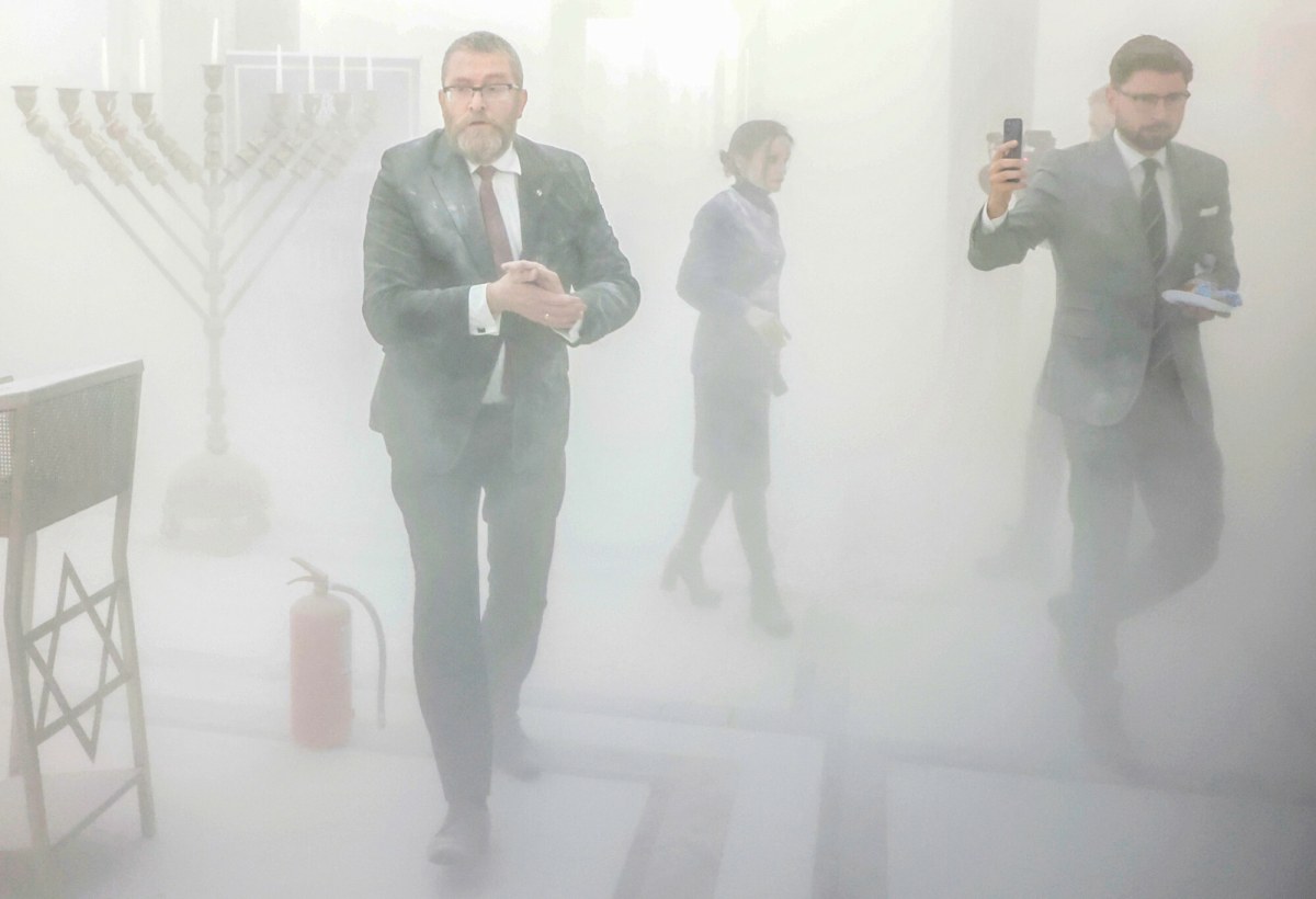 Gaśnica i świece chanukowe. Jutro ma ruszyć proces Grzegorz Brauna