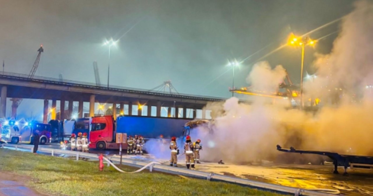 Gdynia. Pożar cysterny. Strażacy znaleźli zwłoki w kabinie