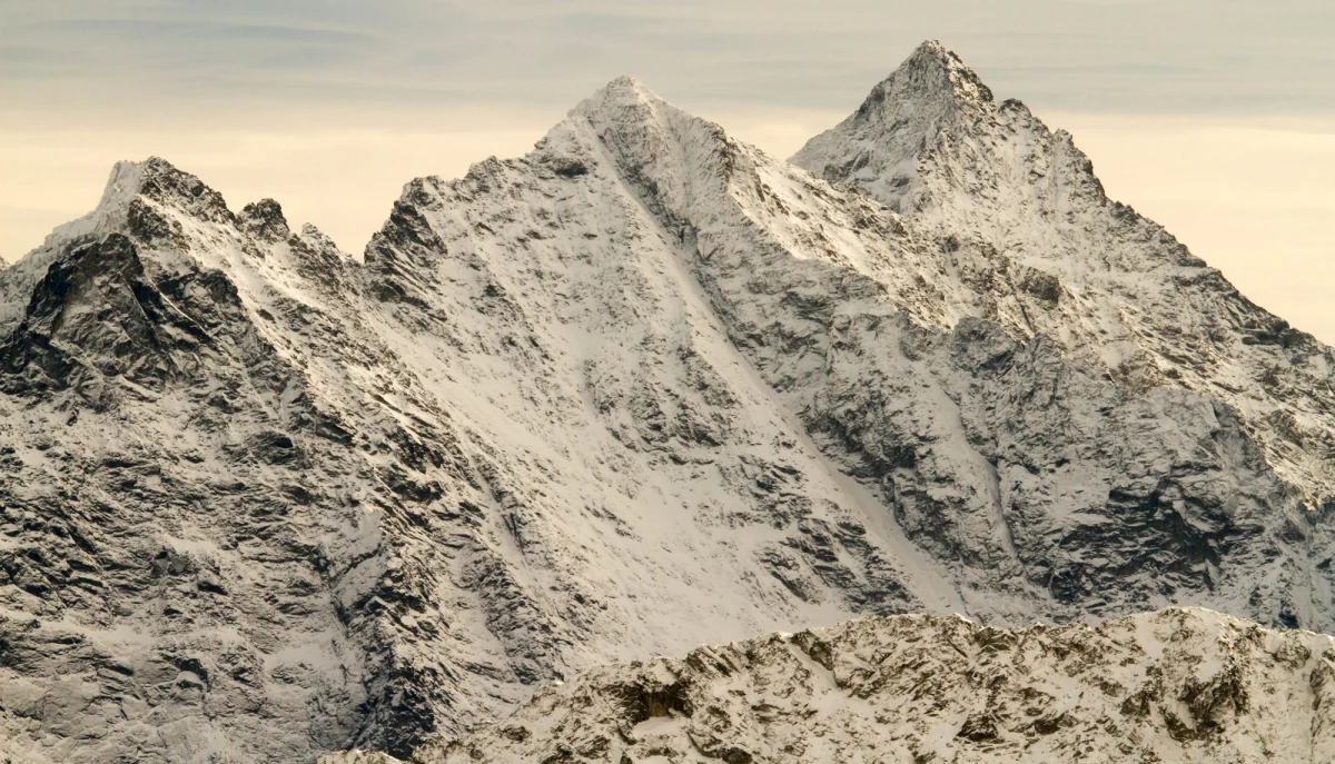 Ratownicy Tatrzańskiego Ochotniczego Pogotowia Ratunkowego podsumowują wczorajszy wypadek turystki na Rysach. Kobieta spadła kilkaset metrów po śniegu, niemal spod samego szczytu - nie tylko przeżyła, ale jej obrażenia nie okazały się zbyt poważne. W tej sytuacji można mówić o cudzie.