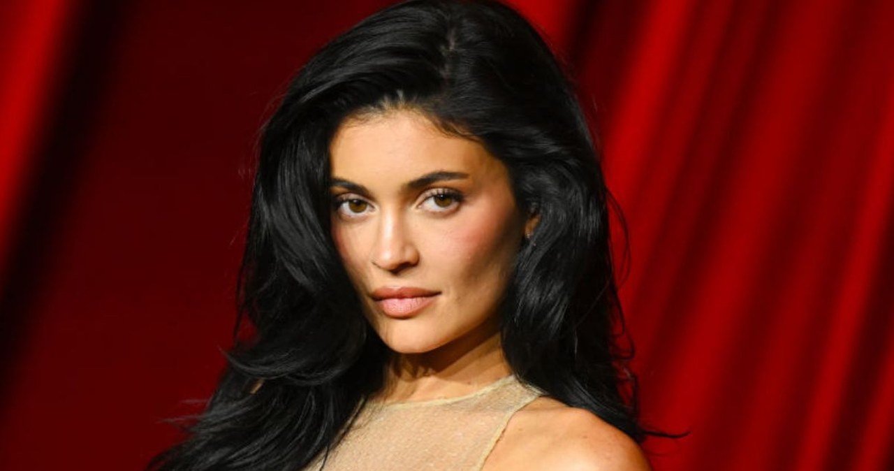 Kylie Jenner pozuje przy choince. Ubrała kusy żakiet z prowokującym dekoltem