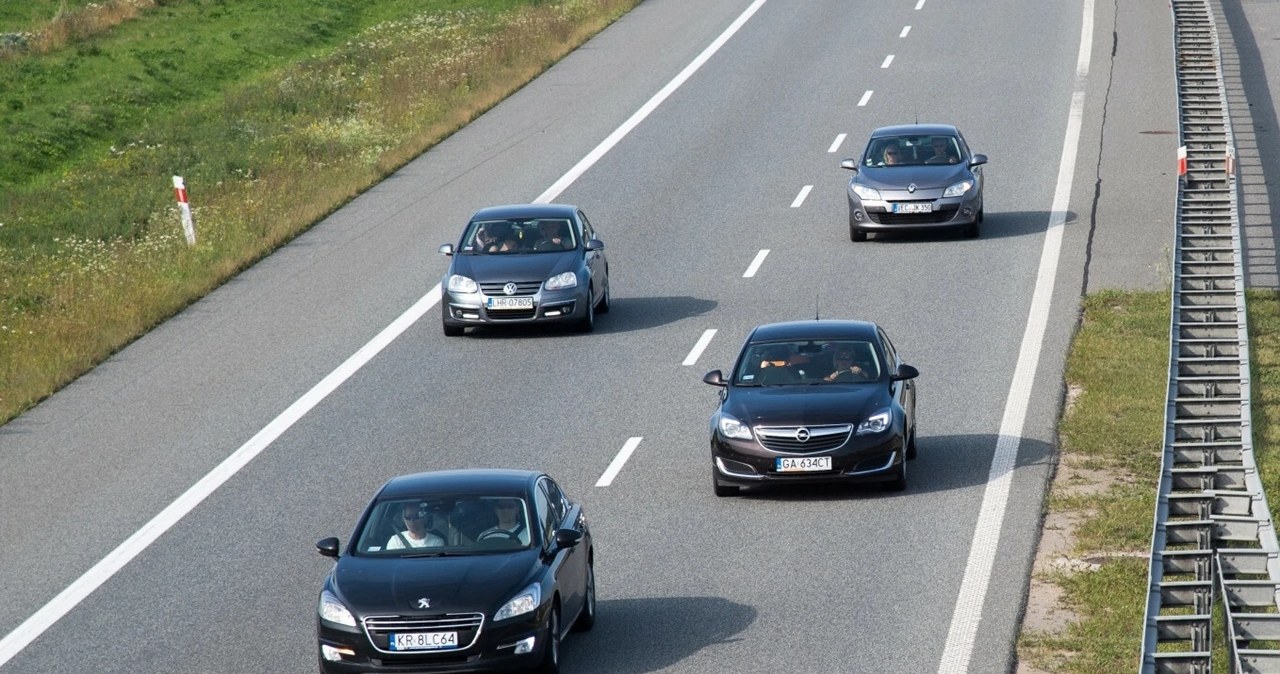 Czy można wyprzedzać prawym pasem na autostradzie? Błąd w rozumieniu przepisów
