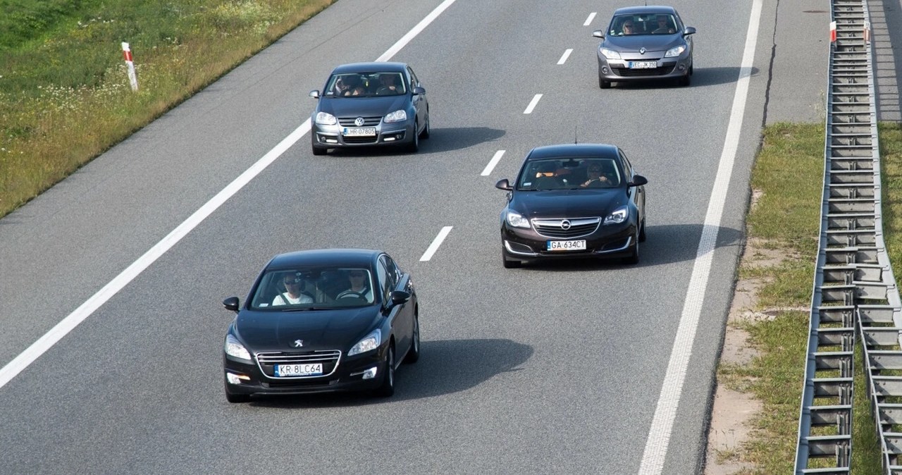 Jazda lewym pasem może słono kosztować. choćby 5 tys. zł kary i 8 punktów