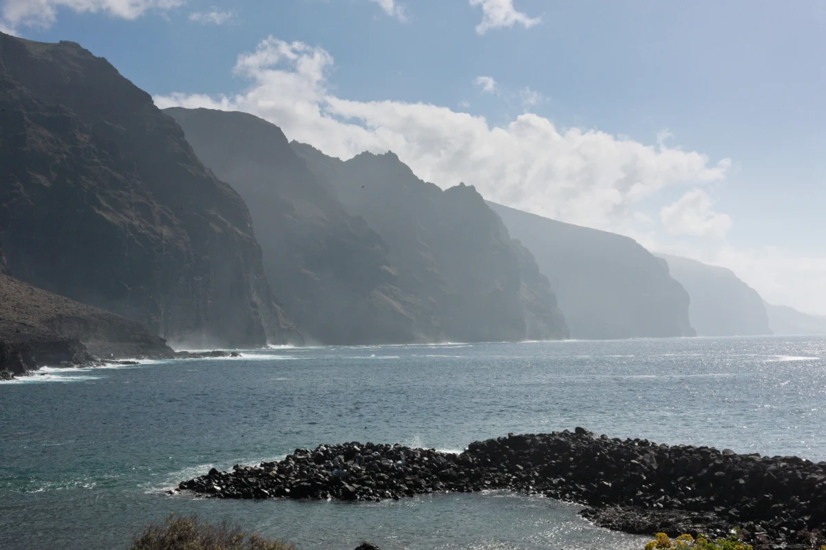 Do tragicznego wypadku doszło w niedzielę na Teneryfie. Trzy osoby zginęły, a trzy kolejne zostały ranne po tym, jak silna fala porwała je do oceanu w rejonie klifów Los Gigantes na zachodnim wybrzeżu wyspy. O wszystkim poinformowały hiszpańskie służby ratunkowe.