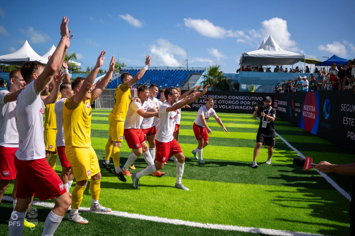 To był wieczór, który na zawsze zapisze się w historii polskiego sportu. Reprezentacja Polski w socca, czyli piłce nożnej sześcioosobowej sięgnęła po upragnione mistrzostwo świata, pokonując w emocjonującym finale drużynę Meksyku 3:1. Choć do przerwy Biało-Czerwoni przegrywali, po przerwie pokazali niebywały charakter i wolę walki, odwracając losy spotkania. Bohaterem finału został Norbert Jaszczak, który w krótkim czasie zdobył dwie bramki i poprowadził drużynę do zwycięstwa.