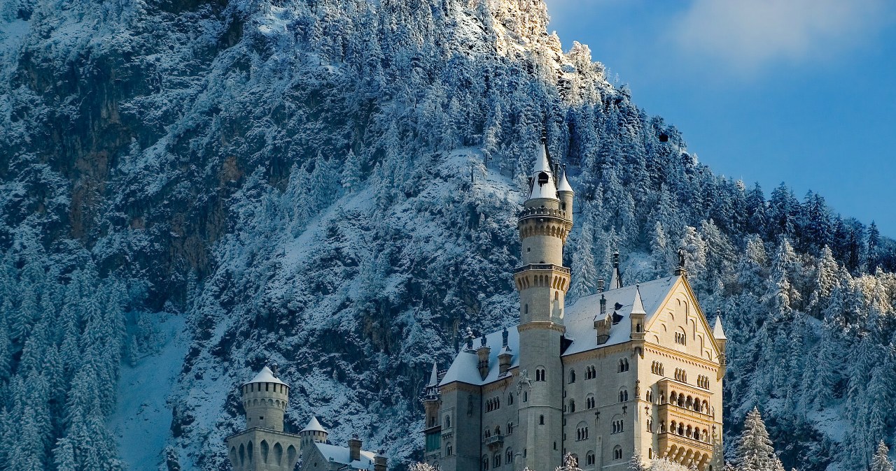 Ten bajkowy zamek warto odwiedzić w grudniu. Zimą jest tam jeszcze piękniej