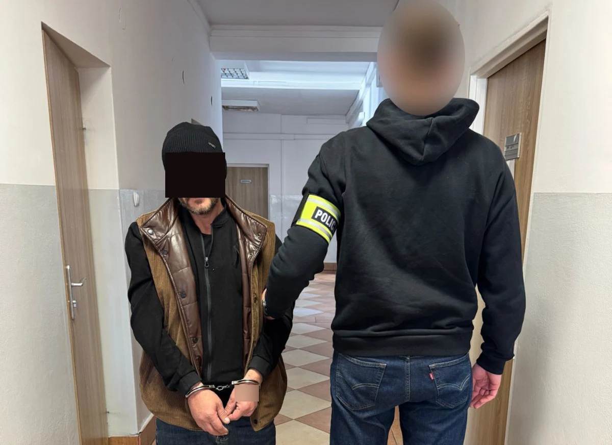 Policjanci z warszawskiego Bemowa zatrzymali mężczyznę podejrzanego o kradzież pieniędzy z bankomatu za pomocą kodów BLIK. Złodziej wpadł na gorącym uczynku, a przy sobie miał aż 10 tysięcy złotych, dokumenty należące do innej osoby oraz narkotyki. Grozi mu do 10 lat więzienia.