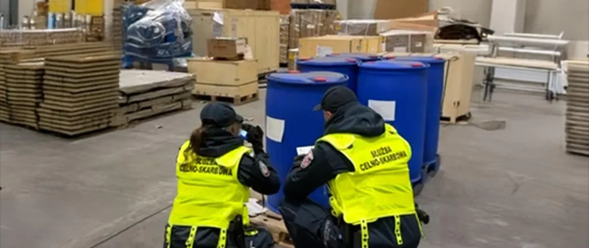 Tonę substancji psychotropowej zatrzymali w porcie w Gdańsku funkcjonariusze Służby Celno-Skarbowej z Pomorskiego Urzędu Celno-Skarbowego. Gdyby trafiła do przestępców, mogliby oni wyprodukować z niej milion dawek tzw. pigułki gwałtu. 