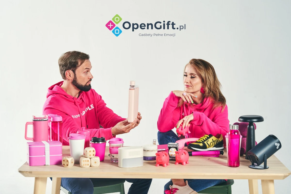 W dobie wszechobecnej reklamy, wyróżnienie się na rynku to nie lada wyzwanie. Każdy przedsiębiorca marzy o tym, by jego marka była rozpoznawalna i cieszyła się zaufaniem klientów. Jednym z najskuteczniejszych sposobów na budowanie trwałego wizerunku marki są gadżety reklamowe. Dzięki nim firma zyskuje nie tylko rozpoznawalność, ale także buduje lojalność i zaufanie klientów. Jednakże, aby osiągnąć te cele, konieczne jest staranne przemyślenie strategii wyboru odpowiednich produktów promocyjnych. Jak zatem wybrać te, które będą pracować na wizerunek marki przez lata?