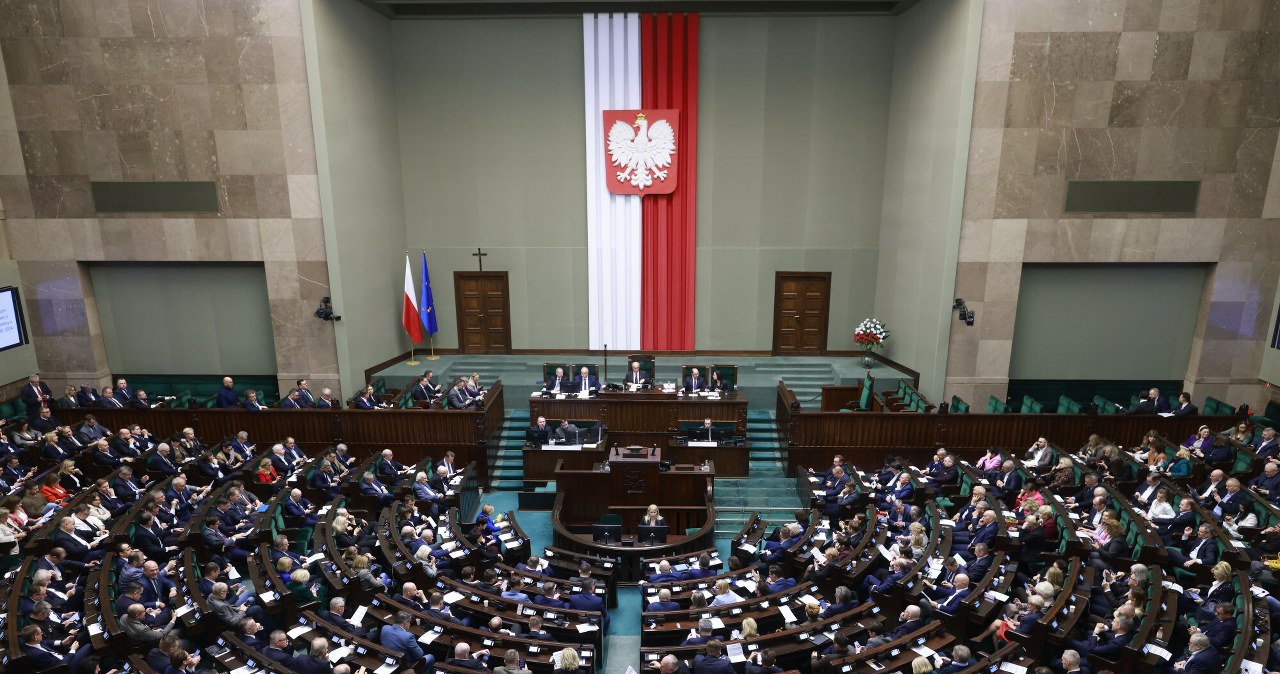 Najnowszy sondaż poparcia. KO wyprzedza PiS, pięć partii w Sejmie