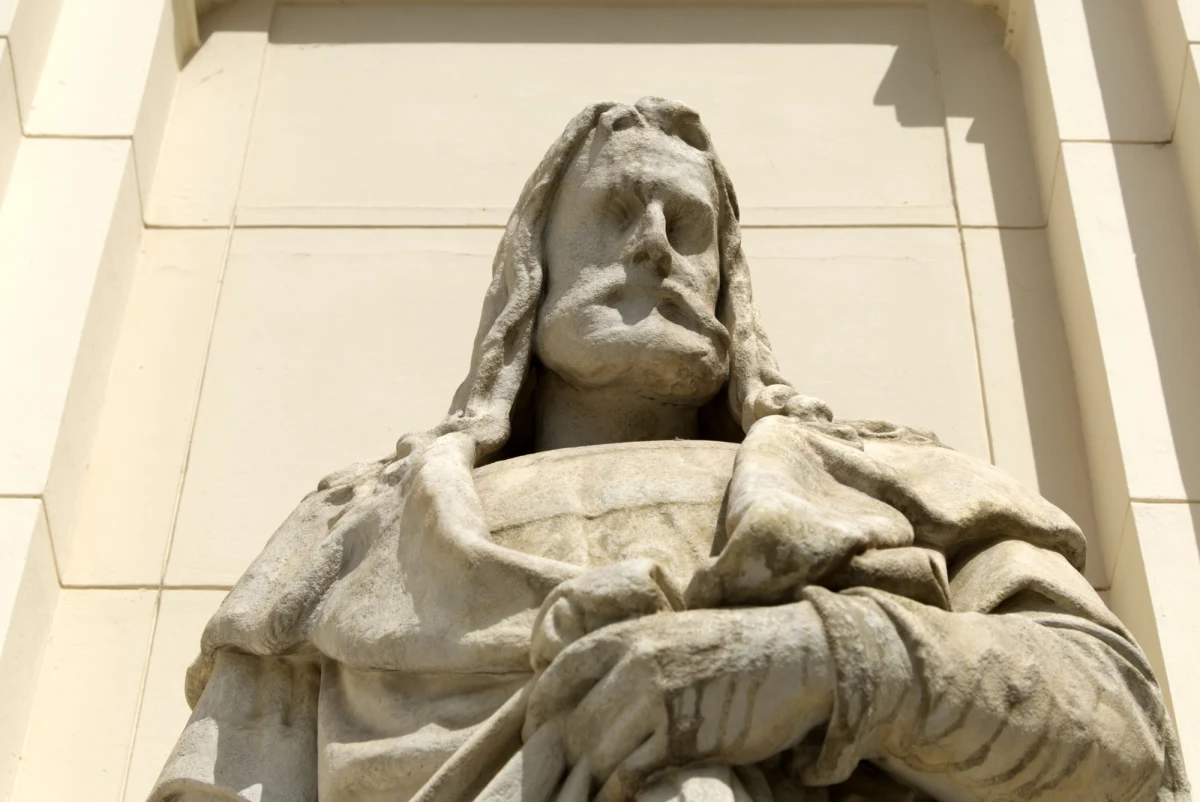 Albrecht Dürer to nazwisko, które od ponad pięciu wieków elektryzuje miłośników sztuki na całym świecie. Jego dzieła, pełne tajemniczych symboli i niezwykłej precyzji, do dziś inspirują artystów, historyków i kolekcjonerów. Teraz, dzięki nowemu, imponującemu albumowi, możemy jeszcze bliżej przyjrzeć się twórczości tego niezwykłego mistrza renesansu. Publikacja zawiera aż 71 obrazów i 500 rysunków Dürera, prezentując je w niespotykanej dotąd jakości i ze szczegółowymi opisami.