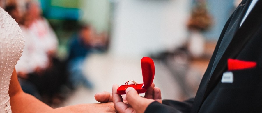 Nie tyle sam związek małżeński, co przede wszystkim wsparcie emocjonalne – to ochrona przed otyłością. Bliska relacja wpływa na złożony system komunikacji między mózgiem i jelitami. Wnioski pojawiły się na łamach pisma „Gut Microbes”.