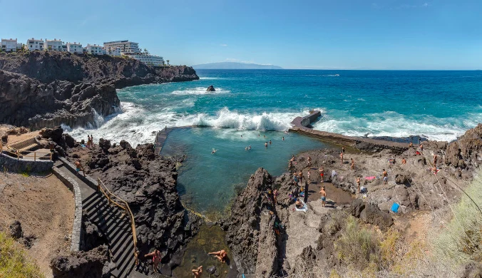 Wakacyjna wyprawa skończyła się tragedią. Potężna fala porwała turystów