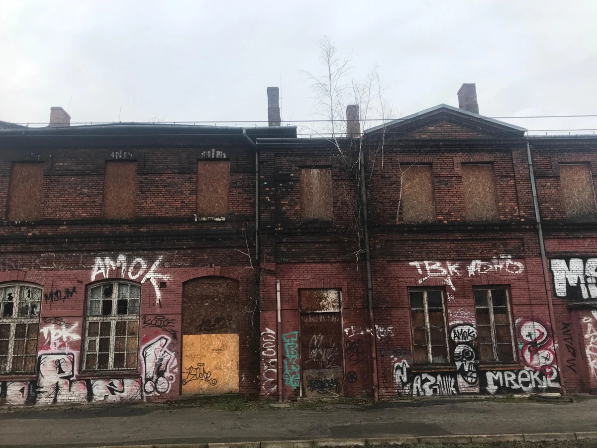 Samorząd przejął budynek historycznego dworca kolejowego Sosnowiec Południowy. Miasto zamierza stworzyć tam w przyszłości przestrzeń społeczną dla młodzieży, zachowując funkcję dworcowej poczekalni.