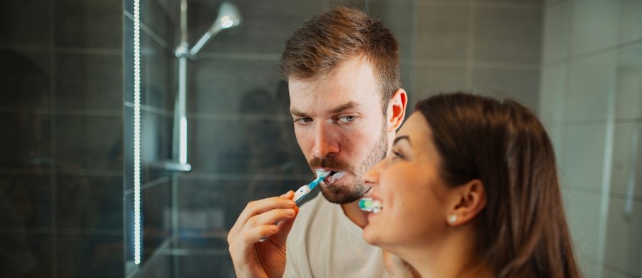 Blisko 3,5 miliarda ludzi na świecie ma problemy jamy ustnej, takie jak: próchnica czy choroby dziąseł. Ich przyczyną jest bakteryjna płytka nazębna - dlatego standardowym zaleceniem jest dobre szczotkowanie. Choć dostępnych jest coraz więcej nowoczesnych i zaawansowanych gadżetów do mycia zębów – to jednak największą rolę odgrywają technika i czas poświęcony na tę czynność.