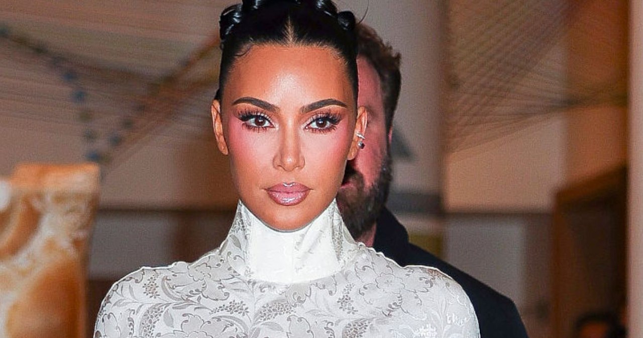 Noszą je Kim Kardashian i Wersow. Powraca trend z lat 90.