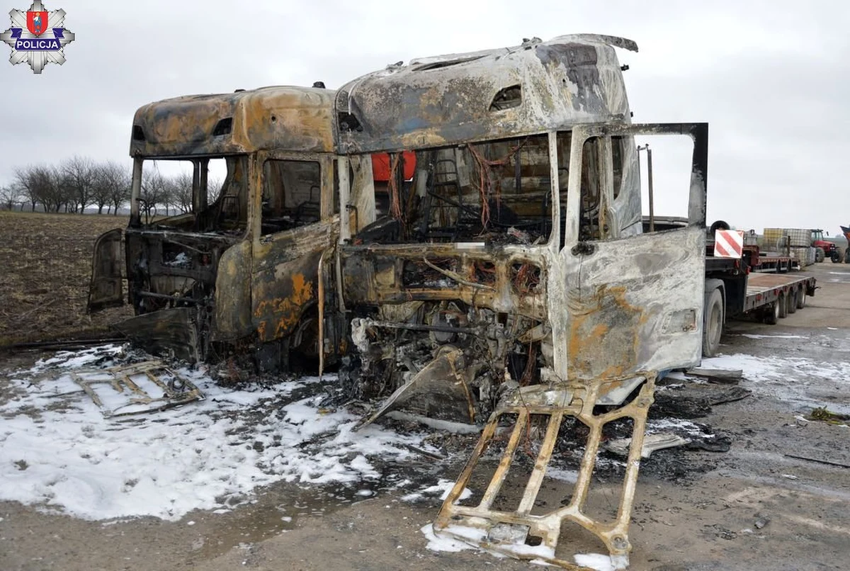 Zamojska policja wyjaśnia okoliczności weekendowego pożaru w gminie Łabunie na Lubelszczyźnie. Na placu należącym do jednej z firm spłonęły ciągniki siodłowe, naczepy ciężarowe oraz kombajn.