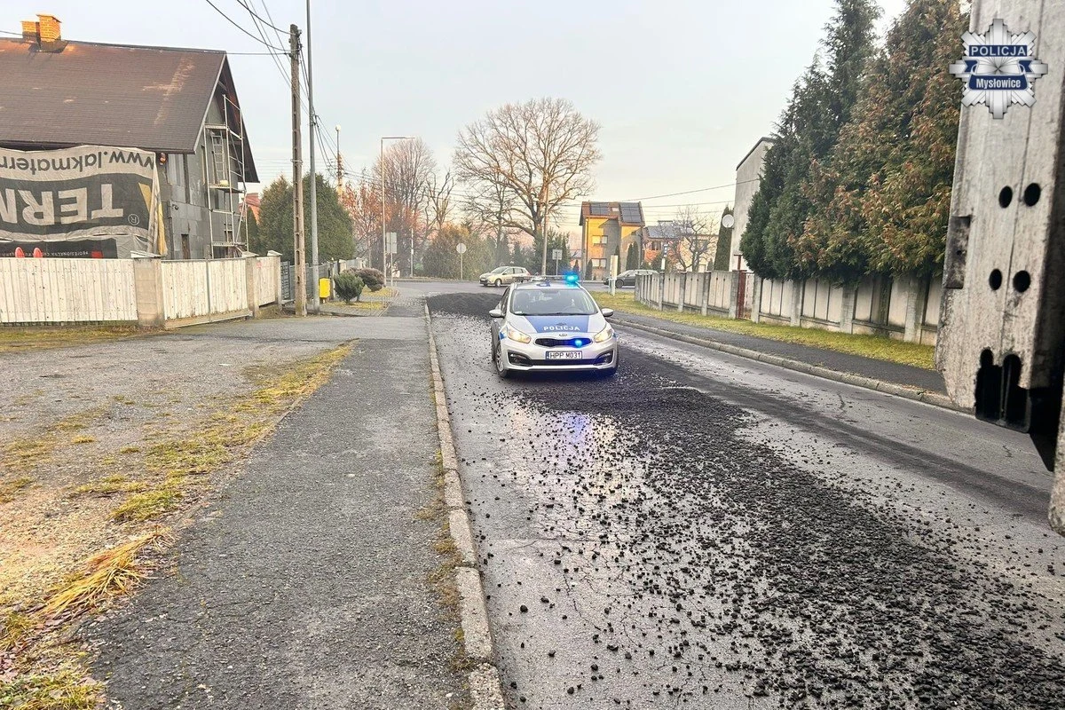 Niecodzienna interwencja policji w Mysłowicach (Śląskie). Zatrzymano tam dziś kierowcę ciężarówki, z której w czasie jazdy wysypywał się węgiel. Mężczyzna będzie musiał się tłumaczyć przed sądem. 