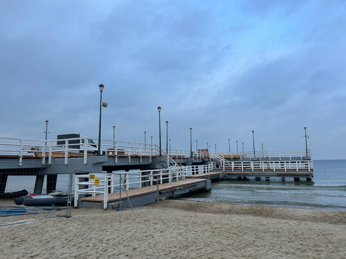 Gruntowny remont molo w Gdańsku-Brzeźnie potrwa dwa tygodnie dłużej, niż wstępnie planowano. „Sztormowa pogoda opóźniła wykonanie kluczowych prac” – mówi RMF FM Krzysztof Piekło, rzecznik Gdańskiego Ośrodka Sportu. Efekty prac trwających od września już widać. Inwestycja jest warta ponad 2 mln zł. 