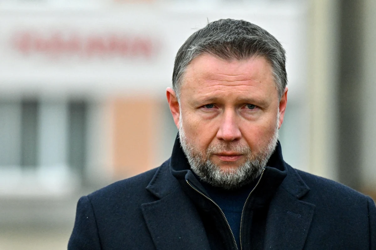 Szef Ministerstwa Spraw Wewnętrznych i Administracji, Marcin Kierwiński, nie wyklucza delegalizacji partii Grzegorza Brauna. Wskazuje, że jeśli pojawią się dowody na finansowanie ugrupowania przez Rosję, państwo zareaguje zdecydowanie. W tle sprawy pojawiają się kontrowersje związane z obecnością Brauna na stadionie w towarzystwie Janusza Walusia.