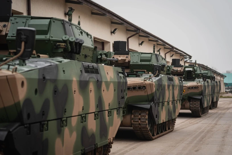 Dostawa nowych Borsuków. Najlepsze wozy naszej armii blisko granicy z Rosją