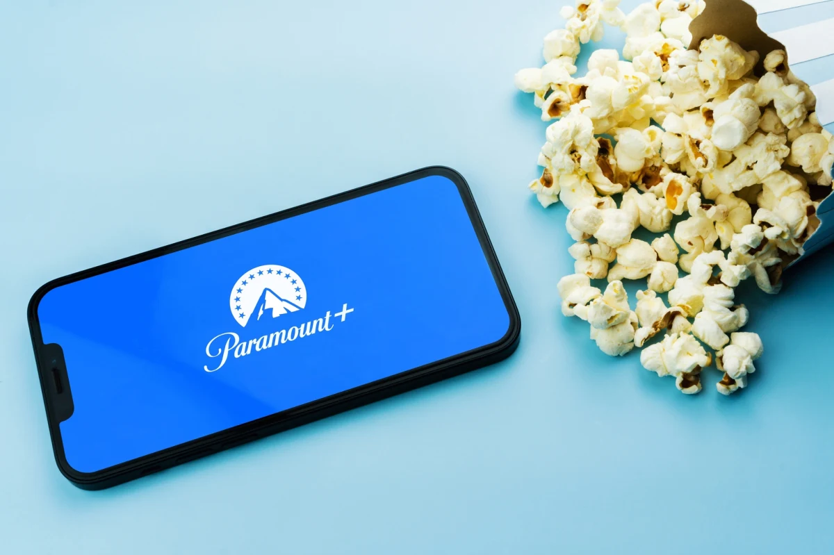 Paramount Skydance ogłosił w poniedziałek próbę wrogiego przejęcia Warner Bros. Discovery. Oferta opiewa na 108 miliardów dolarów i przewiduje zakup całej spółki, w tym znanych kanałów telewizyjnych, takich jak CNN i TVN. Propozycja została skierowana bezpośrednio do akcjonariuszy z pominięciem zarządu WBD.