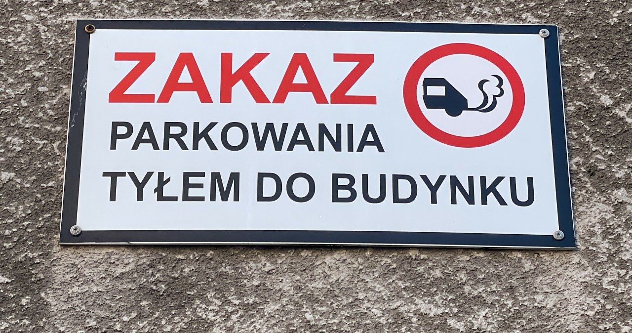Parkowanie tyłem do budynku. Czy grozi za to mandat?