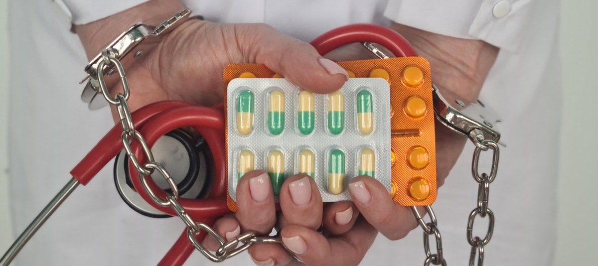 Kraków: Zatrzymano hakera. Dane i fałszywe recepty na opioidy w obiegu