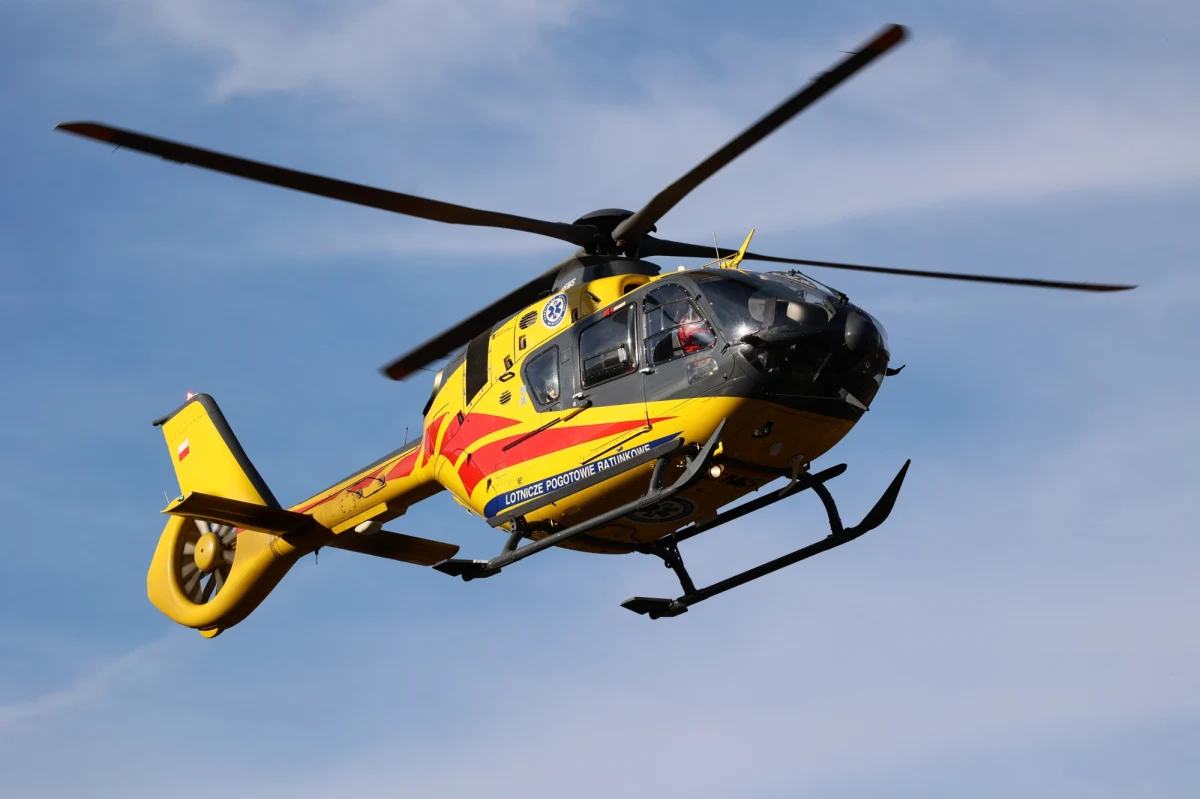 21-latek nie żyje, a 17-latka została zabrana śmigłowcem Lotniczego Pogotowia Ratunkowego do szpitala - to tragiczny bilans wypadku, do którego doszło w poniedziałek po południu w Sieprawiu w powiecie myślenickim w Małopolsce. Młodzi ludzie jechali autem, które wypadło z drogi.