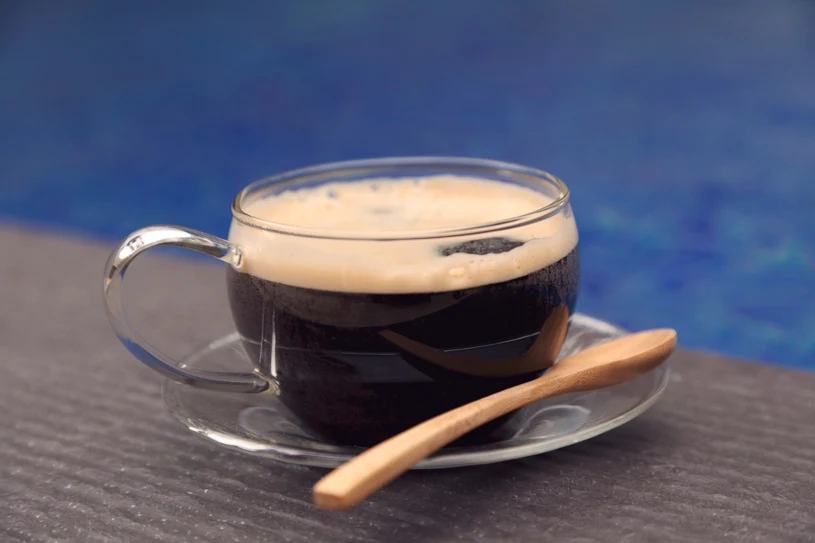 Polki i Polacy dodają go do kawy. Szkodzi dużo bardziej niż biały cukier